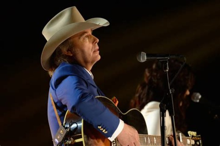 Anderson Sues Yoakam Over Canceled Concerts